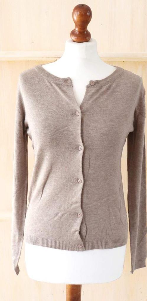 Fijngebreid vest lichtbruin, 1 maat (34/40) nieuw, Kleding | Dames, Truien en Vesten, Nieuw, Maat 38/40 (M), Bruin, Ophalen of Verzenden
