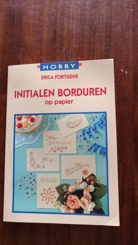 Initialen Borduren op Papier - Erica Fortgens, Ophalen of Verzenden, Zo goed als nieuw, Handborduren, Patroon