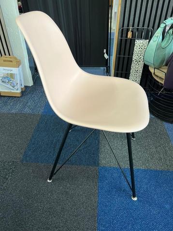 Eetkamerstoel Nagi in diverse kleuren nieuw beschikbaar voor biedingen