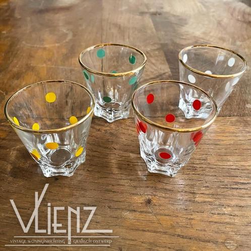 Vier vintage, retro borrelglaasjes, glazen gekleurde stippen, Verzamelen, Glas en Borrelglaasjes, Gebruikt, Borrel- of Shotglas