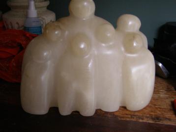 Zwaar beeld van speksteen. Twee volwassenen + 5 kinderen beschikbaar voor biedingen