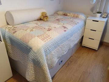 Eenpersoonsbed met extra bed en lades beschikbaar voor biedingen