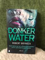 Robert Bryndza - Donker water, Robert Bryndza, Ophalen of Verzenden, Zo goed als nieuw, Nederland