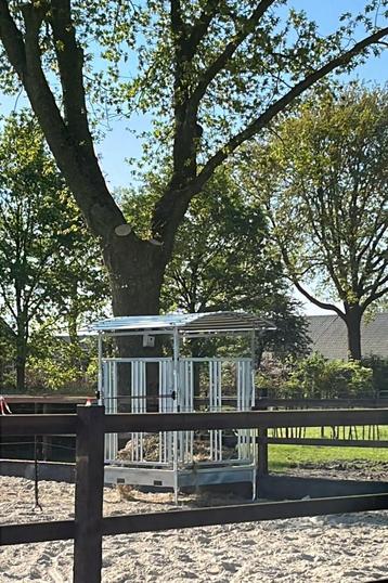 Compacte hooiruif met dak 1,5x1,5 m  beschikbaar voor biedingen