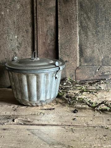 Vintage poffertpan beschikbaar voor biedingen