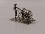 Zilveren miniatuur Soldaat met ton op handkar           Z465, Antiek en Kunst, Ophalen of Verzenden, Zilver