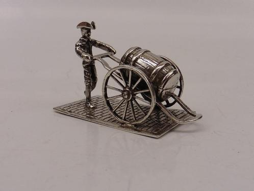 Zilveren miniatuur Soldaat met ton op handkar           Z465, Antiek en Kunst, Antiek | Goud en Zilver, Zilver, Ophalen of Verzenden