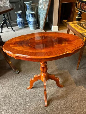 Elegant mahonie bijzettafeltje – ovaal blad. beschikbaar voor biedingen