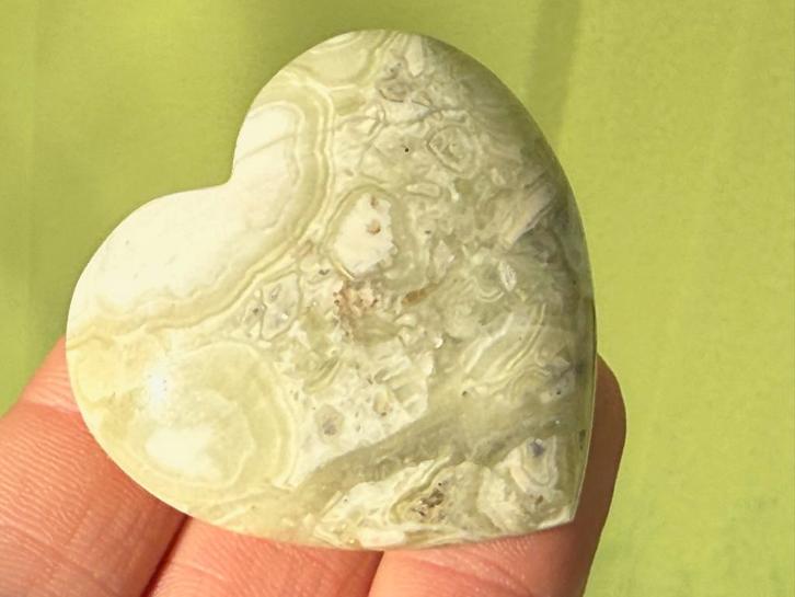 Zeegroene Aragoniet hart uit Indonesië mineralen, Verzamelen, Mineralen en Fossielen, Mineraal, Ophalen of Verzenden