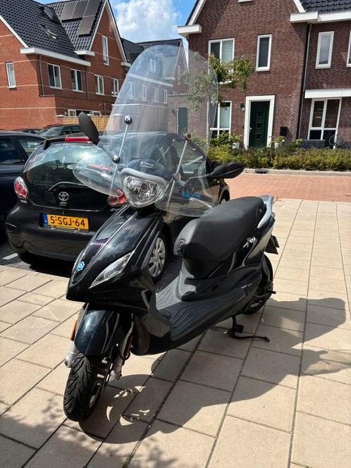 Piaggio New Fly 2016 zwart snor!, Fietsen en Brommers, Scooters | Piaggio, Zo goed als nieuw, Fly, Ophalen