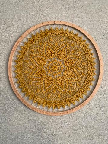 Mosterdgele handmade mandala 60 cm beschikbaar voor biedingen