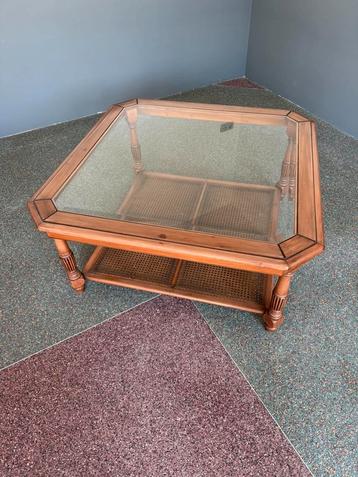 Salon tafel beschikbaar voor biedingen
