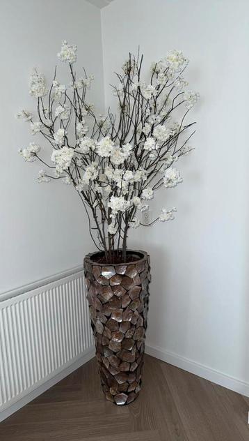 Mother of pearl schelpenvaas opgemaakt met prachtige bloemen beschikbaar voor biedingen