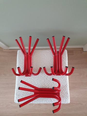 Drie wandkapstokken. beschikbaar voor biedingen