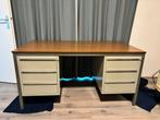 Groot vintage metalen bureau met houten bovenkant., Ophalen, Gebruikt, Bureau