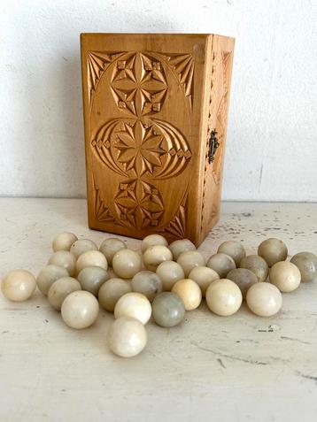 Houtsnijwerk kistje met marmeren knikkers bollen cabochons beschikbaar voor biedingen