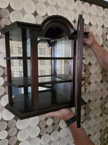 Vintage houten vitrinekast beschikbaar voor biedingen