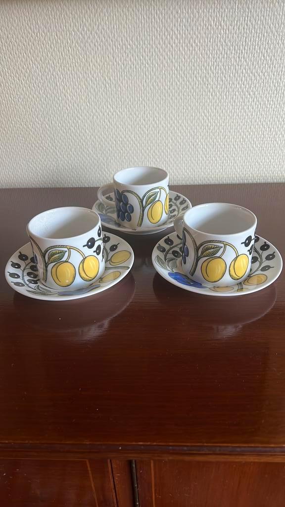 Arabia Paratiisi kop en schotels, Antiek en Kunst, Antiek | Servies compleet, Ophalen of Verzenden