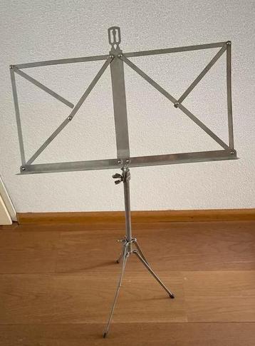 Muziekstandaard beschikbaar voor biedingen