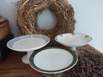 Franse schalen op voet beschikbaar voor biedingen