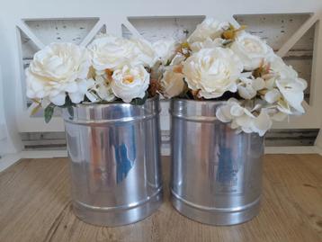 2 zilverkleurige potten riviera maison met kunstbloemen  beschikbaar voor biedingen