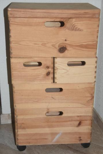 Handige opbergbox stapelbaar op wielen kisten beschikbaar voor biedingen