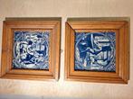 Twee Delfts blauwe tegels in houten lijst, Antiek en Kunst, Ophalen of Verzenden