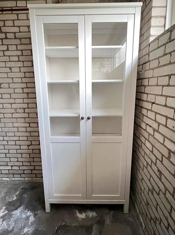 Witte IKEA HEMNES vitrinekast, Huis en Inrichting, Kasten | Vitrinekasten, Zo goed als nieuw, 150 tot 200 cm, 50 tot 100 cm, 25 tot 50 cm