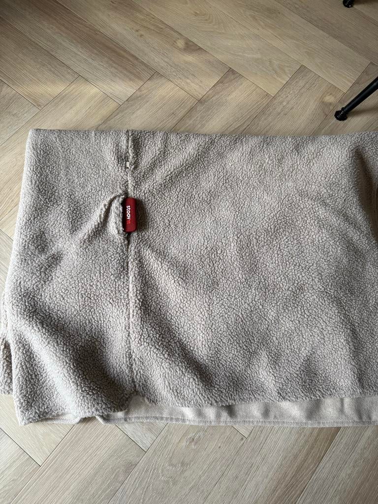 Stoov Huge Hug Wooly  S2 - Heerlijk warmtedeken!, Huis en Inrichting, Woonaccessoires | Plaids en Woondekens, Zo goed als nieuw
