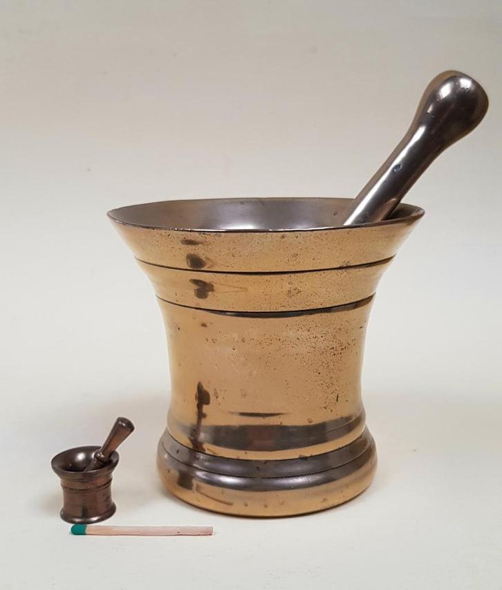 1 Bronzen vijzel met stamper en mini vijzeltje., Antiek en Kunst, Antiek | Koper en Brons, Ophalen of Verzenden
