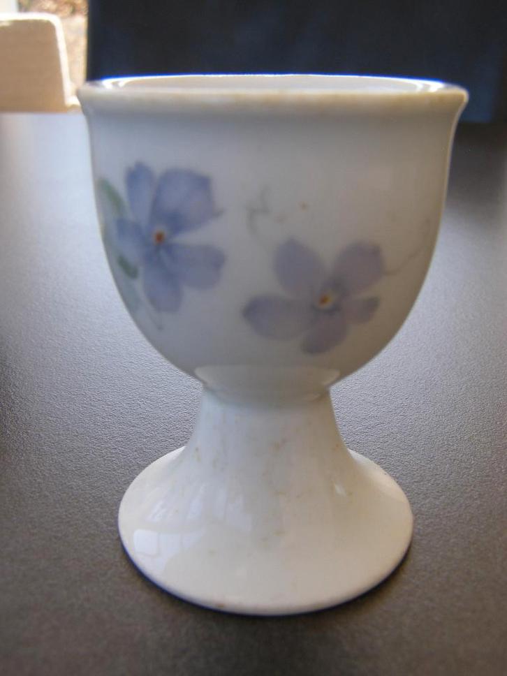 Oud eierdopje; aardewerk; afbeelding: Viooltjes, Antiek en Kunst, Antiek | Servies los, Ophalen of Verzenden