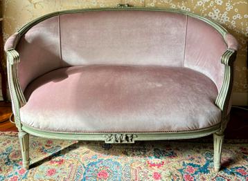 Brocante bankje met fluwelen bekleding beschikbaar voor biedingen