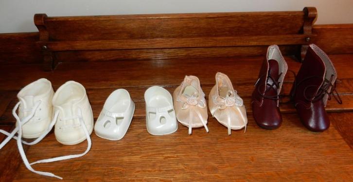 4 oude poppen schoentjes, Verzamelen, Poppen, Gebruikt, Accessoires, Ophalen of Verzenden