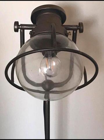 Mooie metallic industriële vloerlamp  beschikbaar voor biedingen