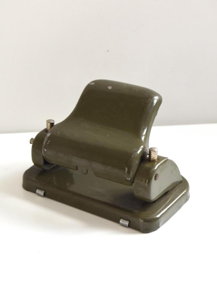 Vintage, legergroene Veneka perforator in erg goede staat, Diversen, Bureau-accessoires, Gebruikt, Ophalen of Verzenden