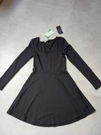 Nieuw! Nette zwarte jurk Pamela x NA-KD maat S, Zwart, Nieuw, Ophalen of Verzenden, Knielengte