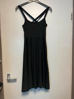 Zwart jurkje met pentagram detail - Maat S, Zwart, Nieuw, Ophalen of Verzenden, Knielengte