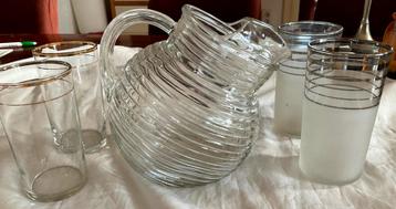 Vintage waterkant met glazen. beschikbaar voor biedingen