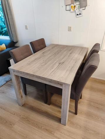 Mooie eettafel met 4 eettafelstoelen beschikbaar voor biedingen