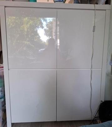 Hoogglans witte buffetkast beschikbaar voor biedingen