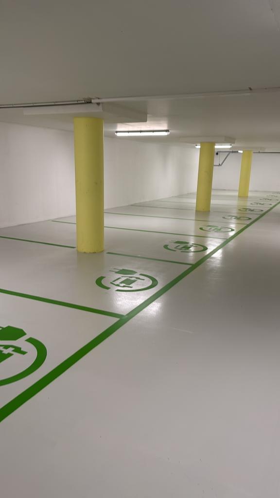 Overdekte parkeergarage voor Elektrische auto in Amstelveen, Auto diversen, Autostallingen en Garages