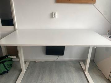 IKEA Bureau - In Hoogte Verstelbaar beschikbaar voor biedingen