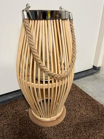 Windlicht van hout beschikbaar voor biedingen