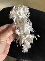V) A corsage gebroken wit met bloemetjes en pareltjes, Verzenden, Zo goed als nieuw, Wit, Accessoires