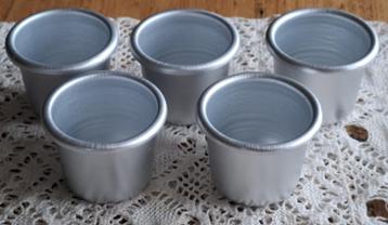 5 Kleine aluminium bakvormpjes beschikbaar voor biedingen