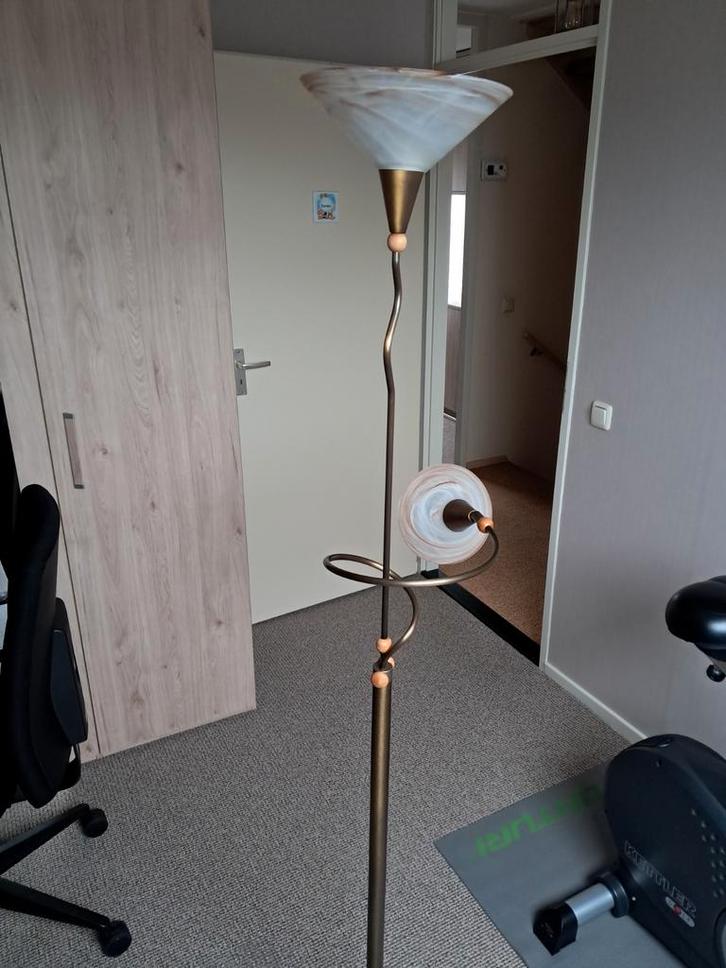 Elegante Staande Vloerlamp met Glazen Kap, Huis en Inrichting, Lampen | Vloerlampen, Zo goed als nieuw, 150 tot 200 cm, Glas, Hout