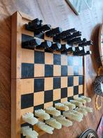 marmeren schaakstenen zonder bord. 2 witte beschadigd, Ophalen of Verzenden, Gebruikt