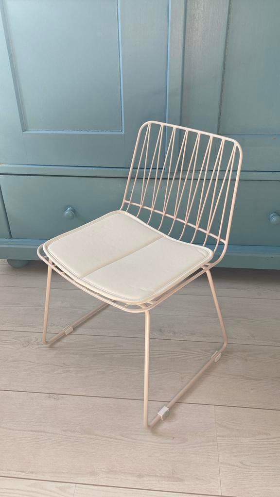 Stijlvolle lichtroze metalen stoeltje met kussen, Ophalen, Zo goed als nieuw, Stoel(en)