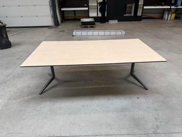 Moderne Rechthoekige Tafel beschikbaar voor biedingen