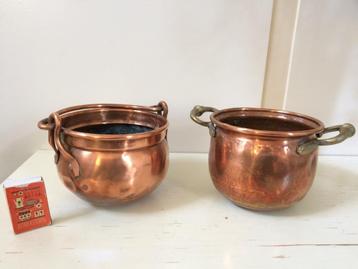 2 koperen kleine ronde potjes met hengseltje en handvatjes beschikbaar voor biedingen
